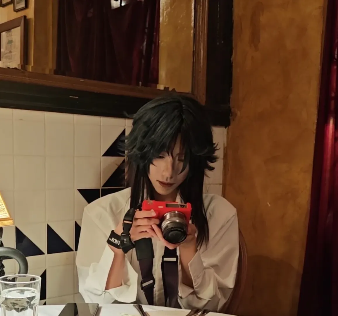 崩坏星穹铁道, 卡芙卡cos, 咖啡馆拍照, 日常向cosplay, 复古红相机 - 第2张