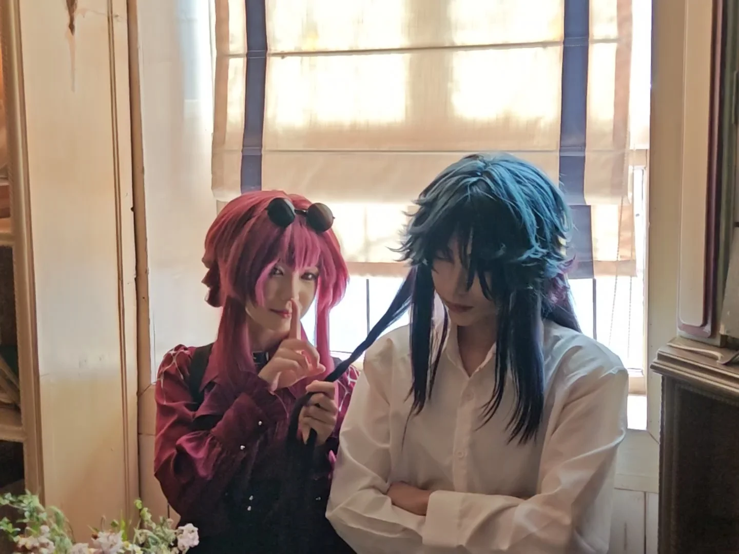 崩坏星穹铁道, 卡芙卡cos, 咖啡馆拍照, 日常向cosplay, 复古红相机 - 第3张