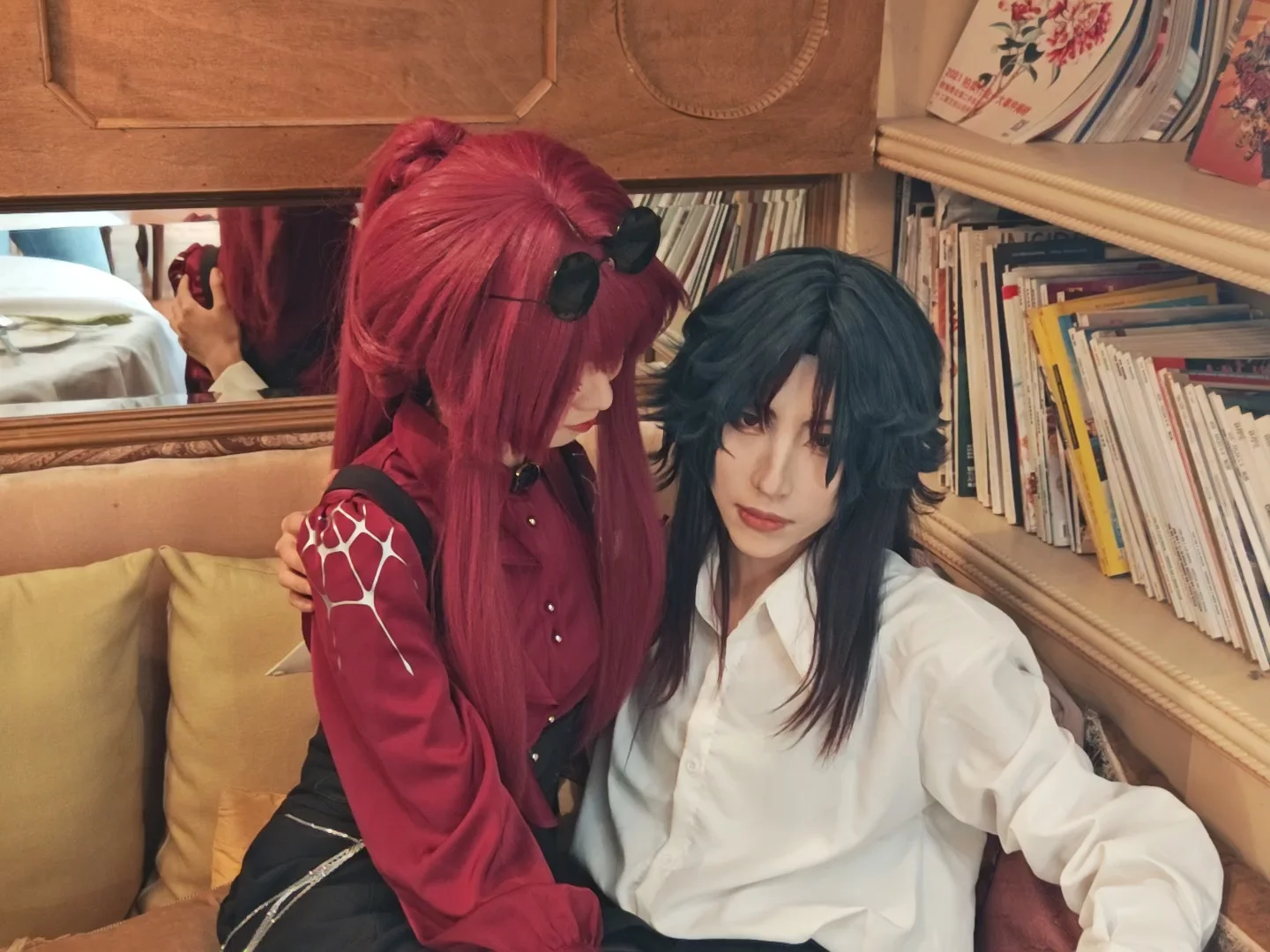 崩坏星穹铁道, 卡芙卡cos, 咖啡馆拍照, 日常向cosplay, 复古红相机 - 第4张