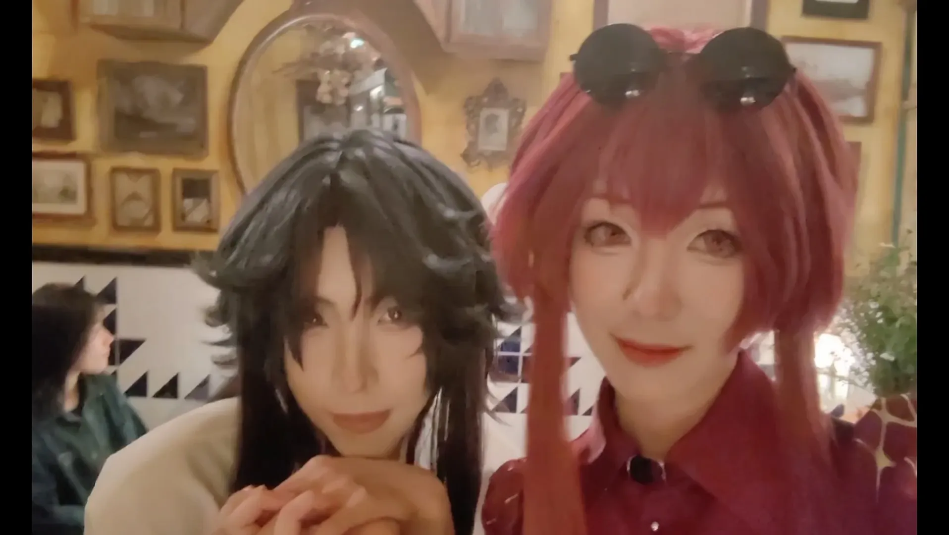 崩坏星穹铁道, 卡芙卡cos, 咖啡馆拍照, 日常向cosplay, 复古红相机