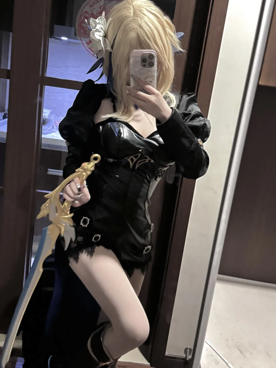 原神, コスプレ, 蛍 コスプレ, 黒ドレスの自撮り, 金髪キャラクター