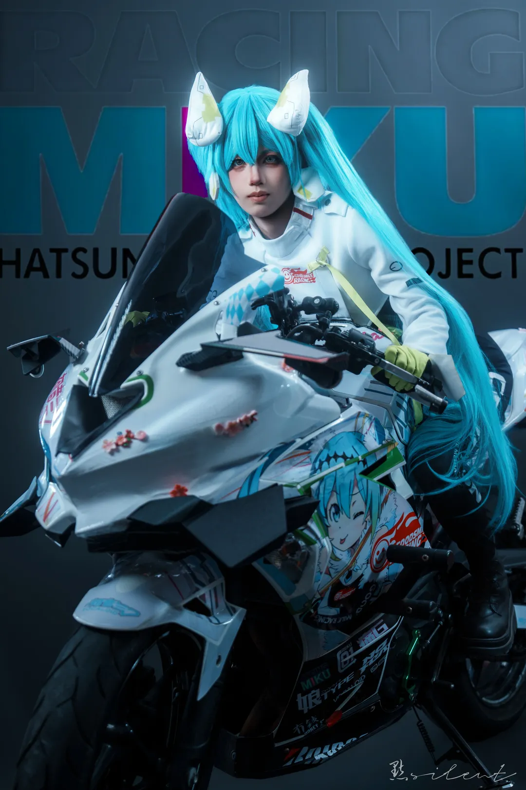 二次元コスプレ, 初音ミク, バイク撮影, レーシングミクコスプレ, レーシングスーツコーデ - 2枚目