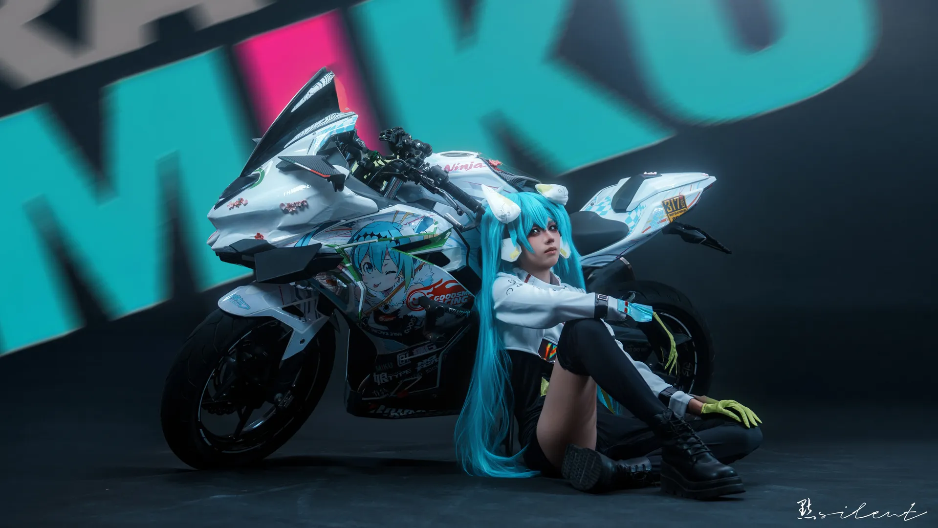 二次元コスプレ, 初音ミク, バイク撮影, レーシングミクコスプレ, レーシングスーツコーデ - 3枚目