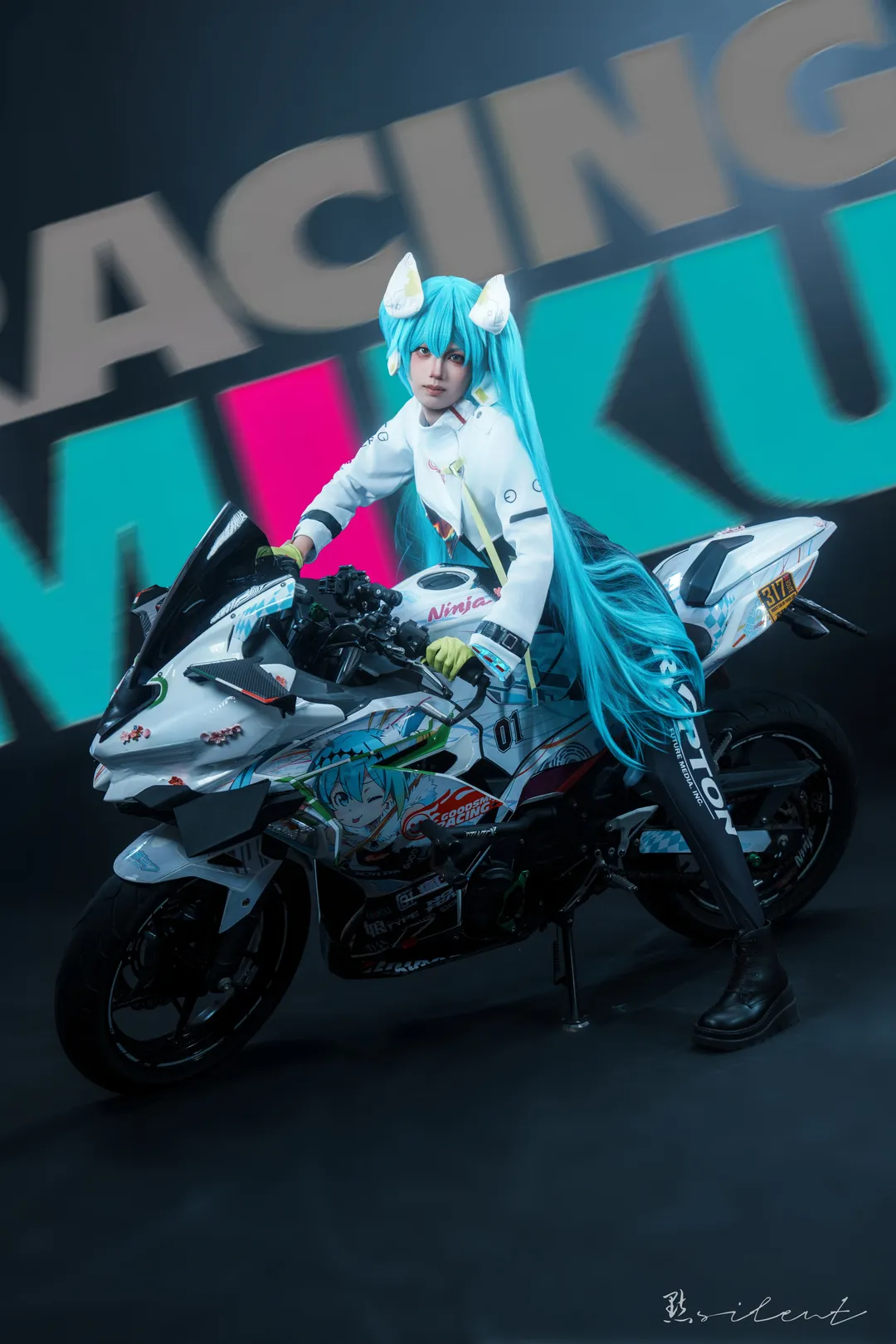 二次元コスプレ, 初音ミク, バイク撮影, レーシングミクコスプレ, レーシングスーツコーデ - 5枚目
