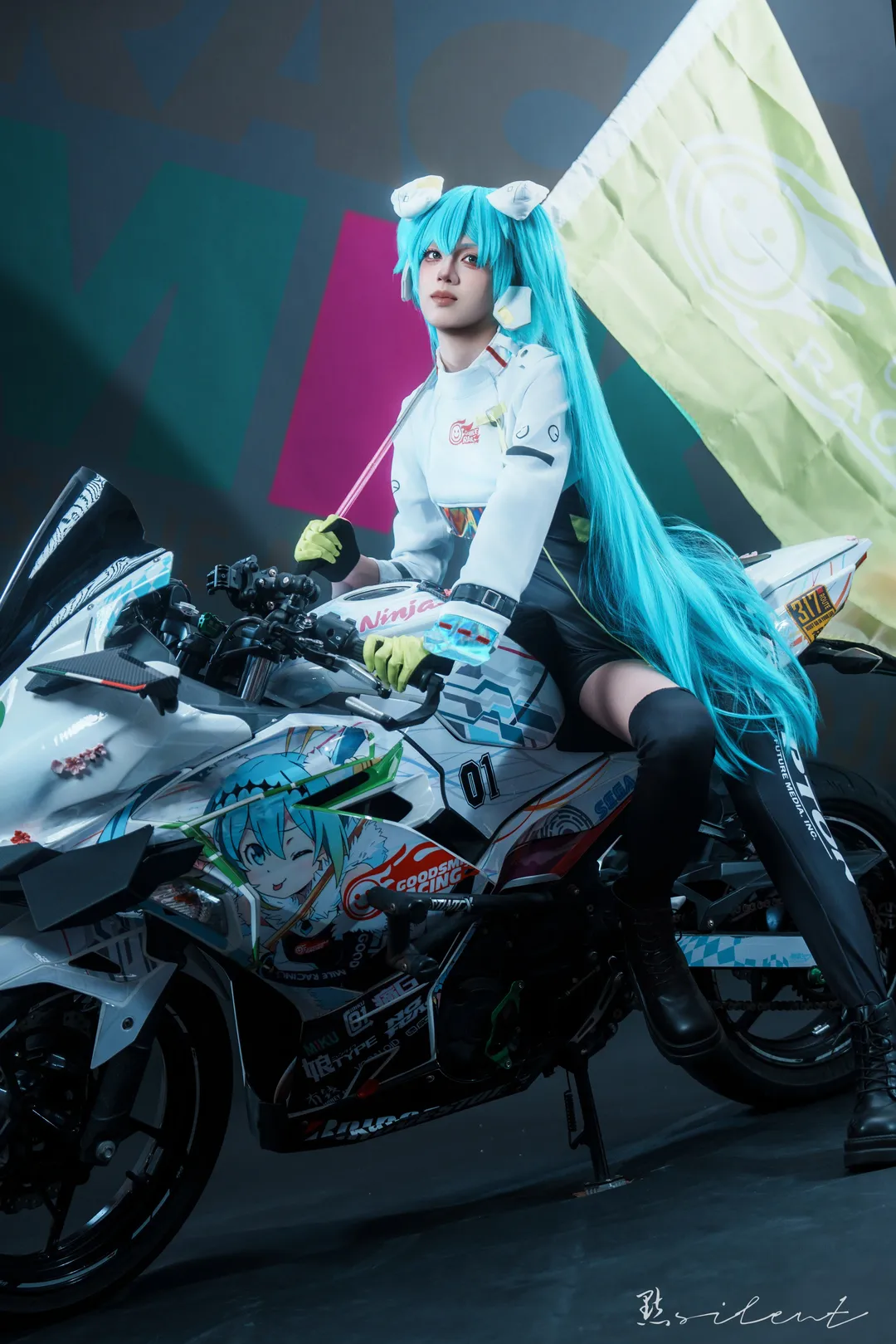 二次元コスプレ, 初音ミク, バイク撮影, レーシングミクコスプレ, レーシングスーツコーデ - 6枚目