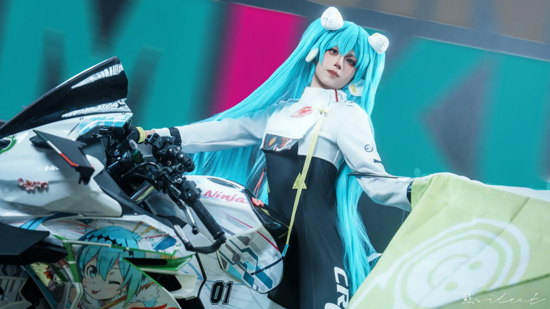 二次元コスプレ, 初音ミク, バイク撮影, レーシングミクコスプレ, レーシングスーツコーデ - 9枚目