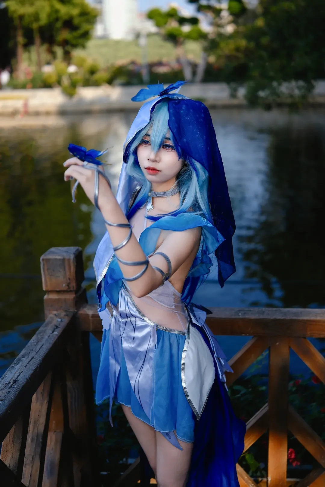 Wuthering Waves, The Shorekeeper cosplay, Blue-themed cosplay, Outdoor portrait photography, Liuhua Lake Park photoshoot