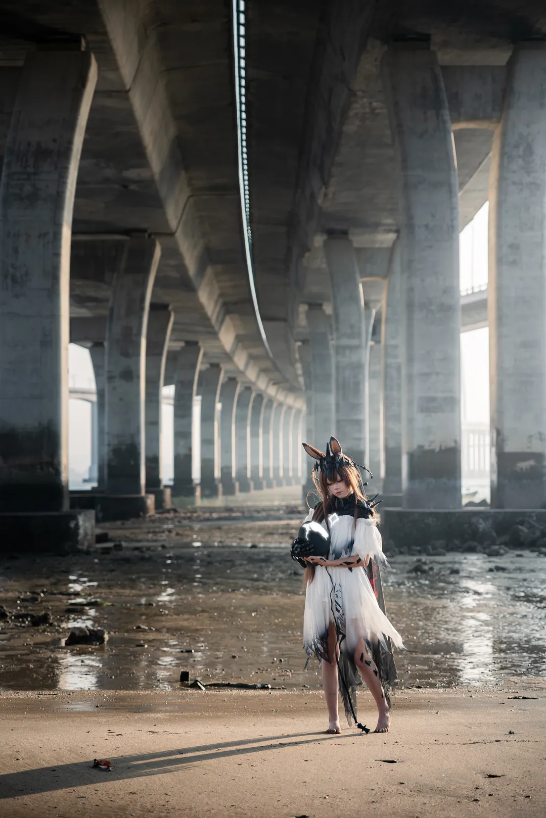 Arknights, Amiya cosplay, Lord of Fiends Rabbit in Ruina, Barefoot cosplay, Under-bridge photography - Image 1