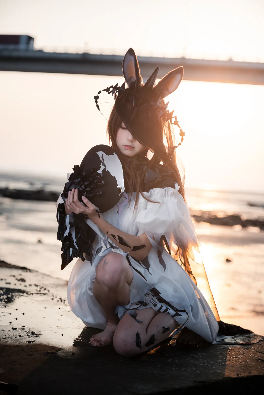 Arknights, Amiya cosplay, Lord of Fiends Rabbit in Ruina, Barefoot cosplay, Under-bridge photography - Image 10
