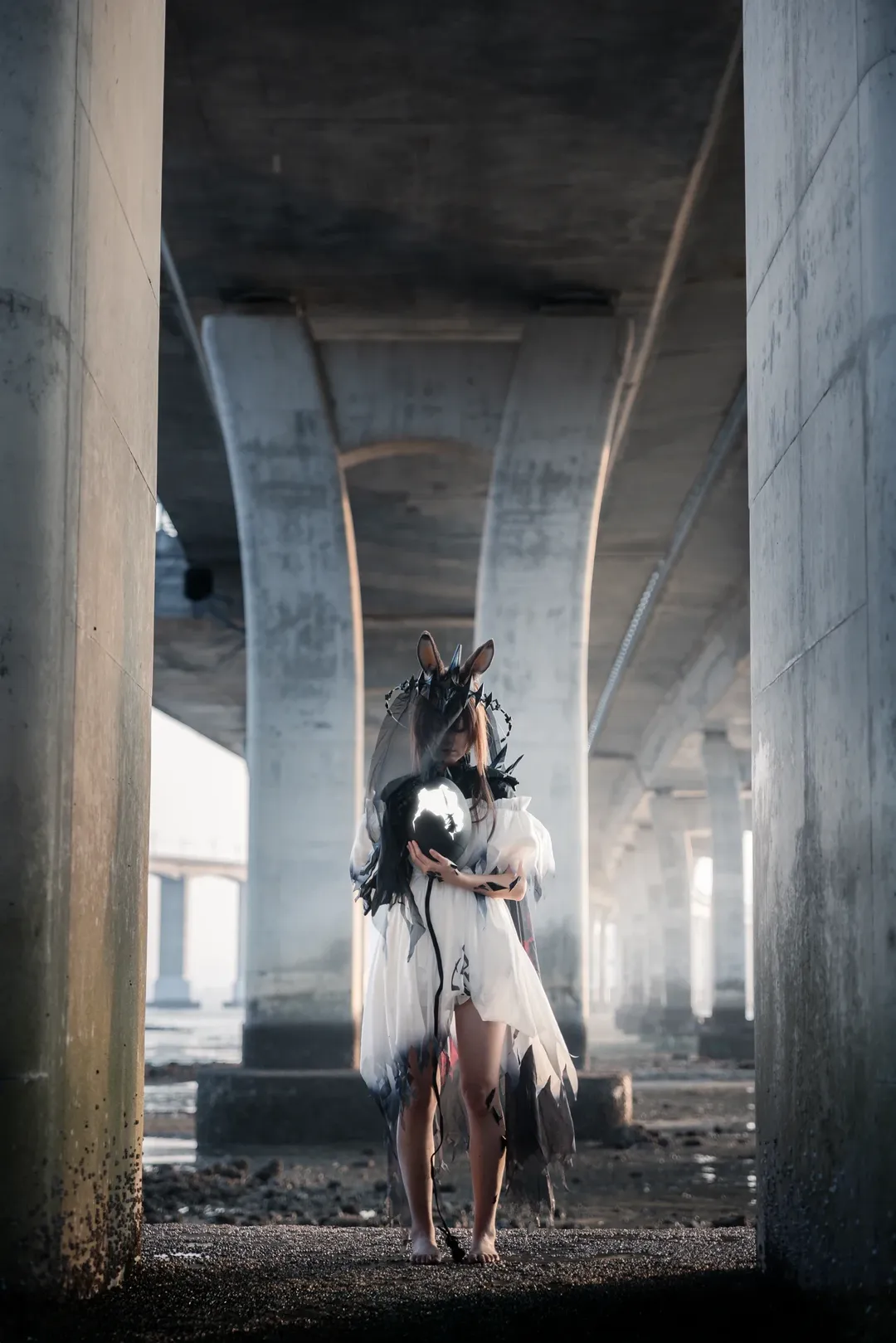 Arknights, Amiya cosplay, Lord of Fiends Rabbit in Ruina, Barefoot cosplay, Under-bridge photography - Image 2