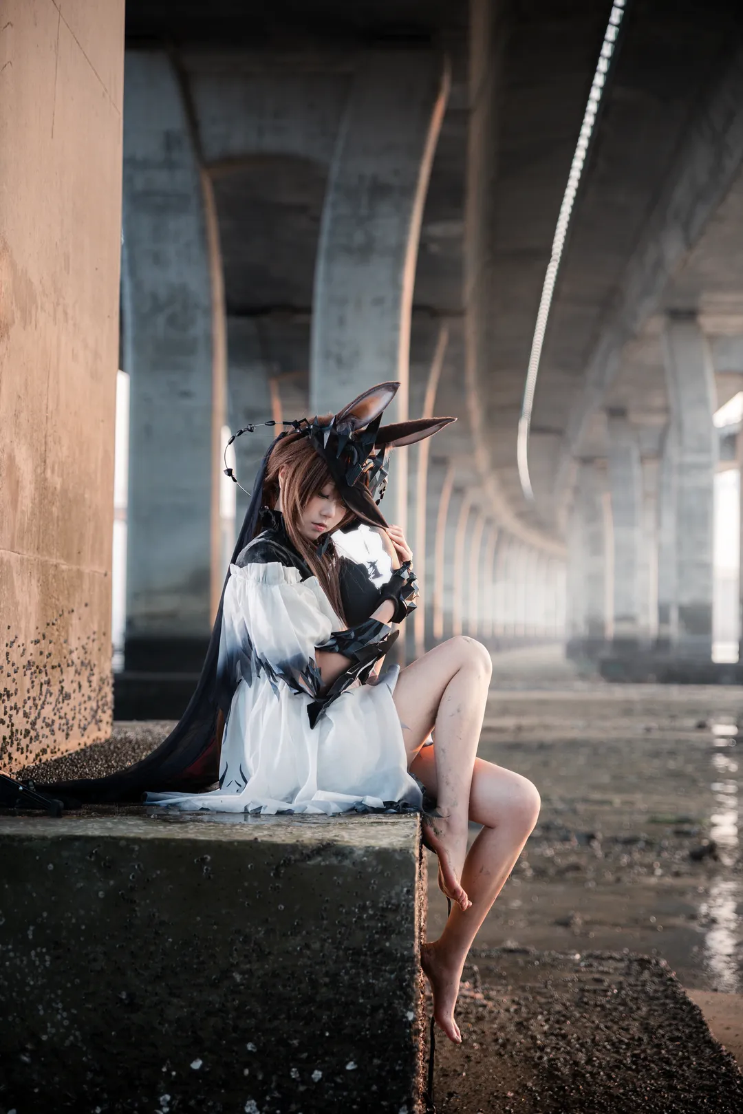 Arknights, Amiya cosplay, Lord of Fiends Rabbit in Ruina, Barefoot cosplay, Under-bridge photography - Image 3