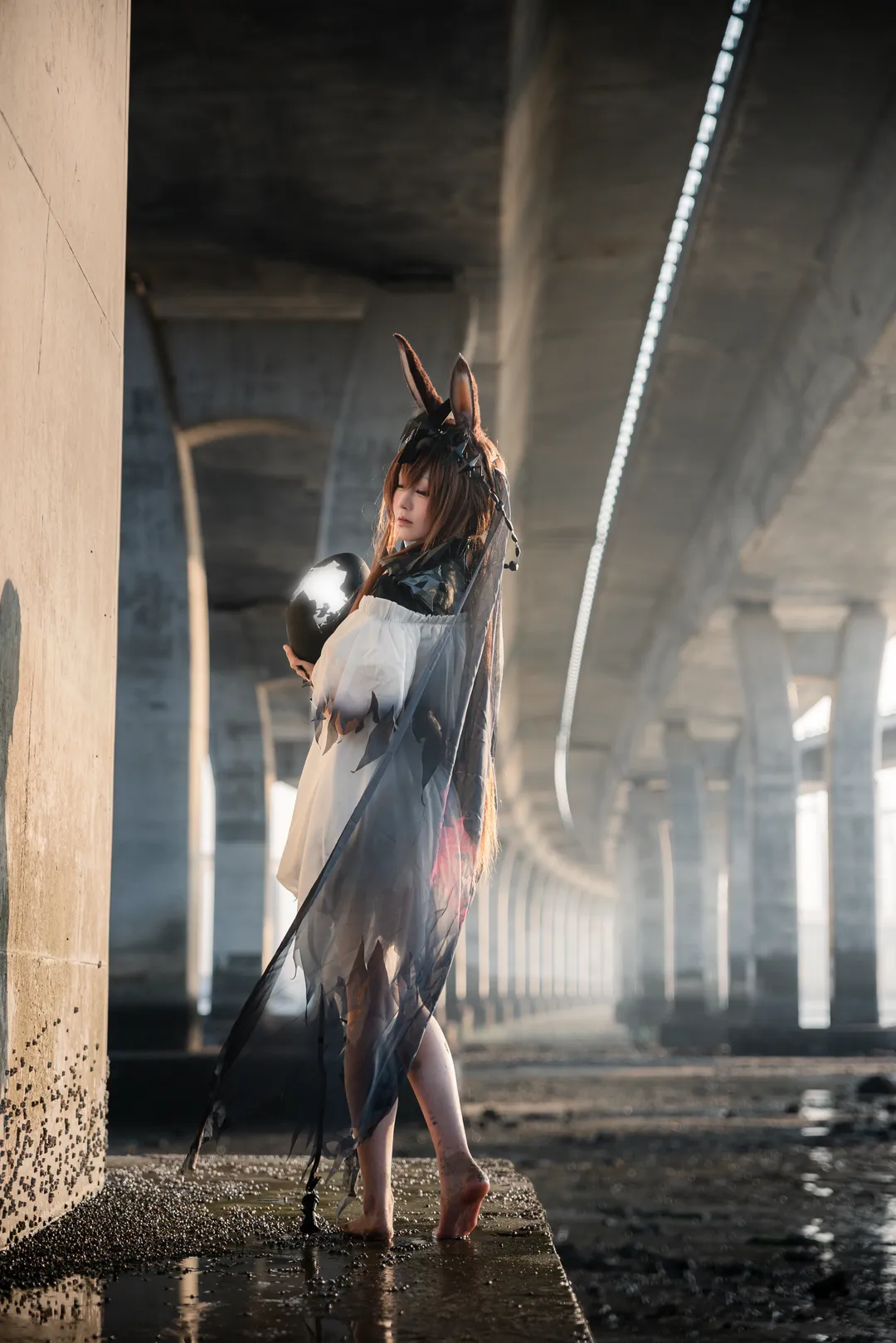 Arknights, Amiya cosplay, Lord of Fiends Rabbit in Ruina, Barefoot cosplay, Under-bridge photography - Image 4