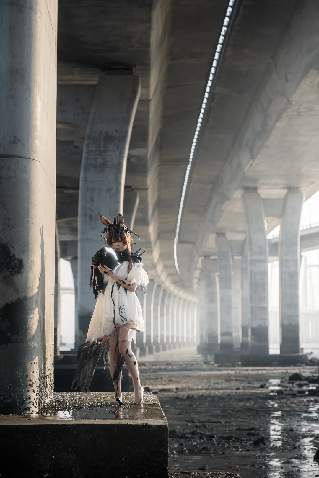 明日方舟, 阿米娅cos, 废墟魔王兔, 赤足cos, 大桥底摄影