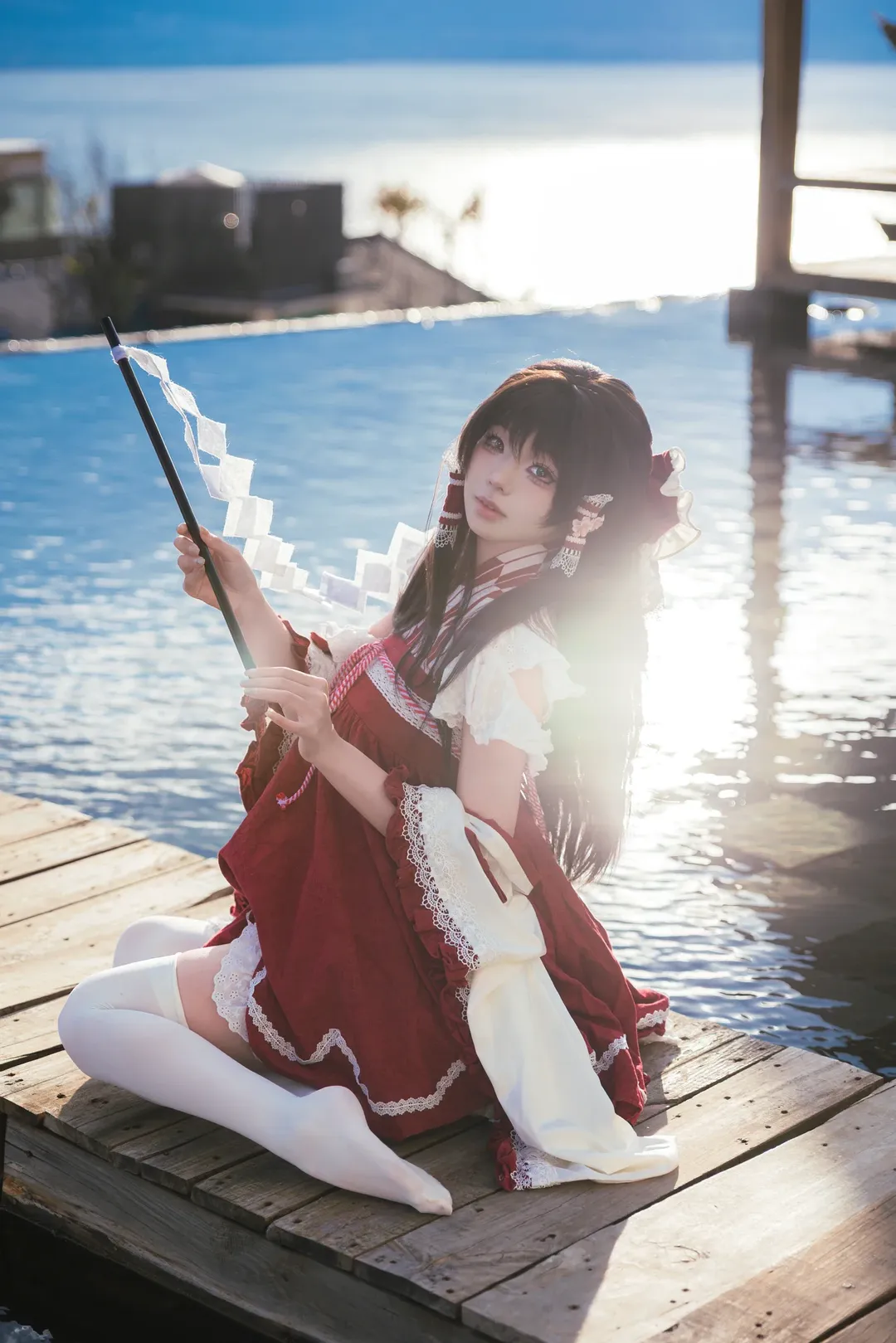 東方Project, 霊夢コスプレ, コスプレ撮影, 巫女コスプレ, 湖畔での撮影 - 4枚目