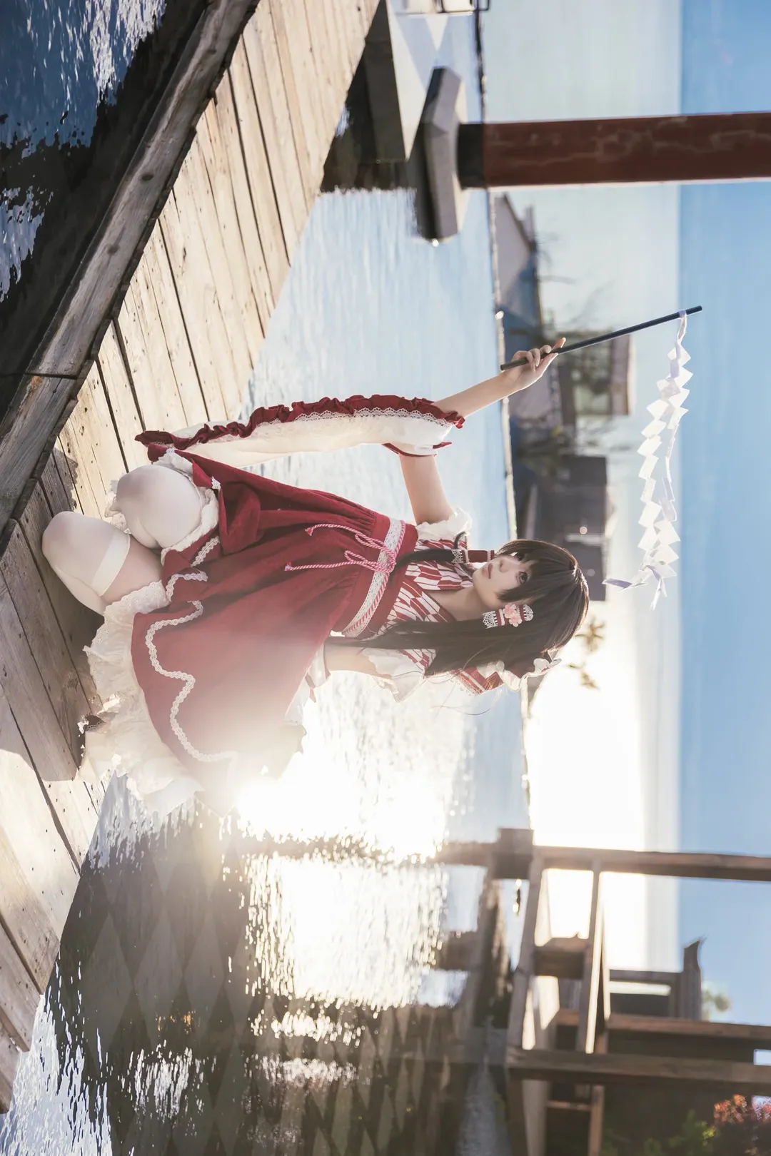 東方Project, 霊夢コスプレ, コスプレ撮影, 巫女コスプレ, 湖畔での撮影 - 5枚目
