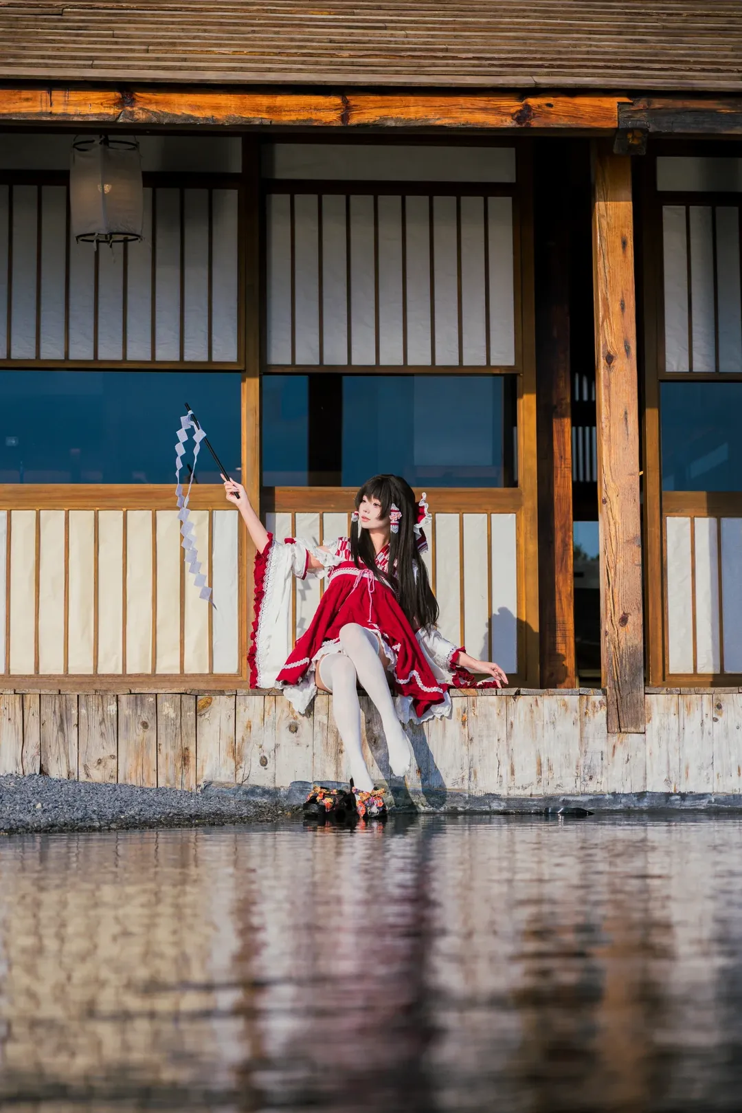 東方Project, 霊夢コスプレ, コスプレ撮影, 巫女コスプレ, 湖畔での撮影 - 6枚目
