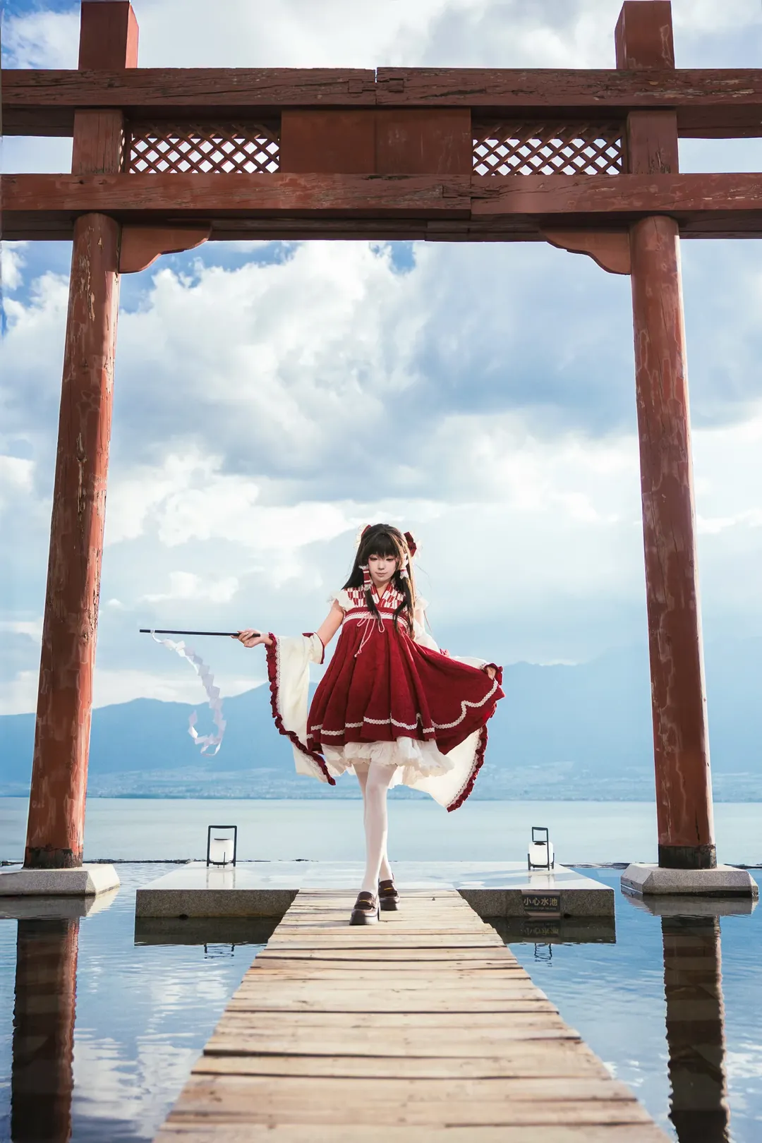 東方Project, 霊夢コスプレ, コスプレ撮影, 巫女コスプレ, 湖畔での撮影 - 7枚目