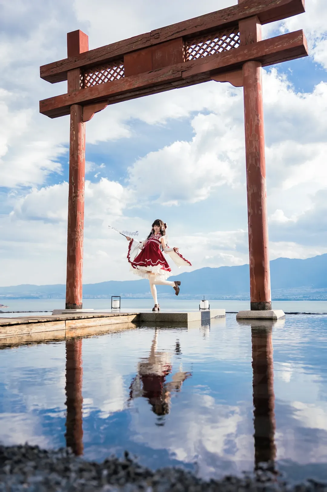 東方Project, 霊夢コスプレ, コスプレ撮影, 巫女コスプレ, 湖畔での撮影 - 8枚目