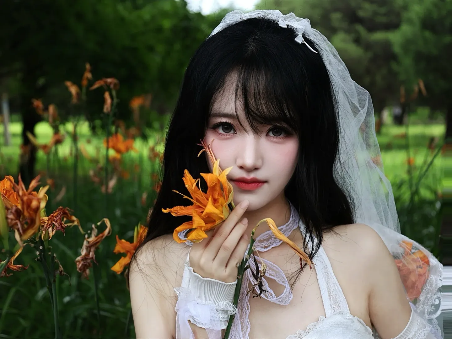 雰囲気のある写真, 屋外ポートレート撮影, 白いレースのコーディネート, クールなスタイルのコスプレ, 美しいロケーション撮影