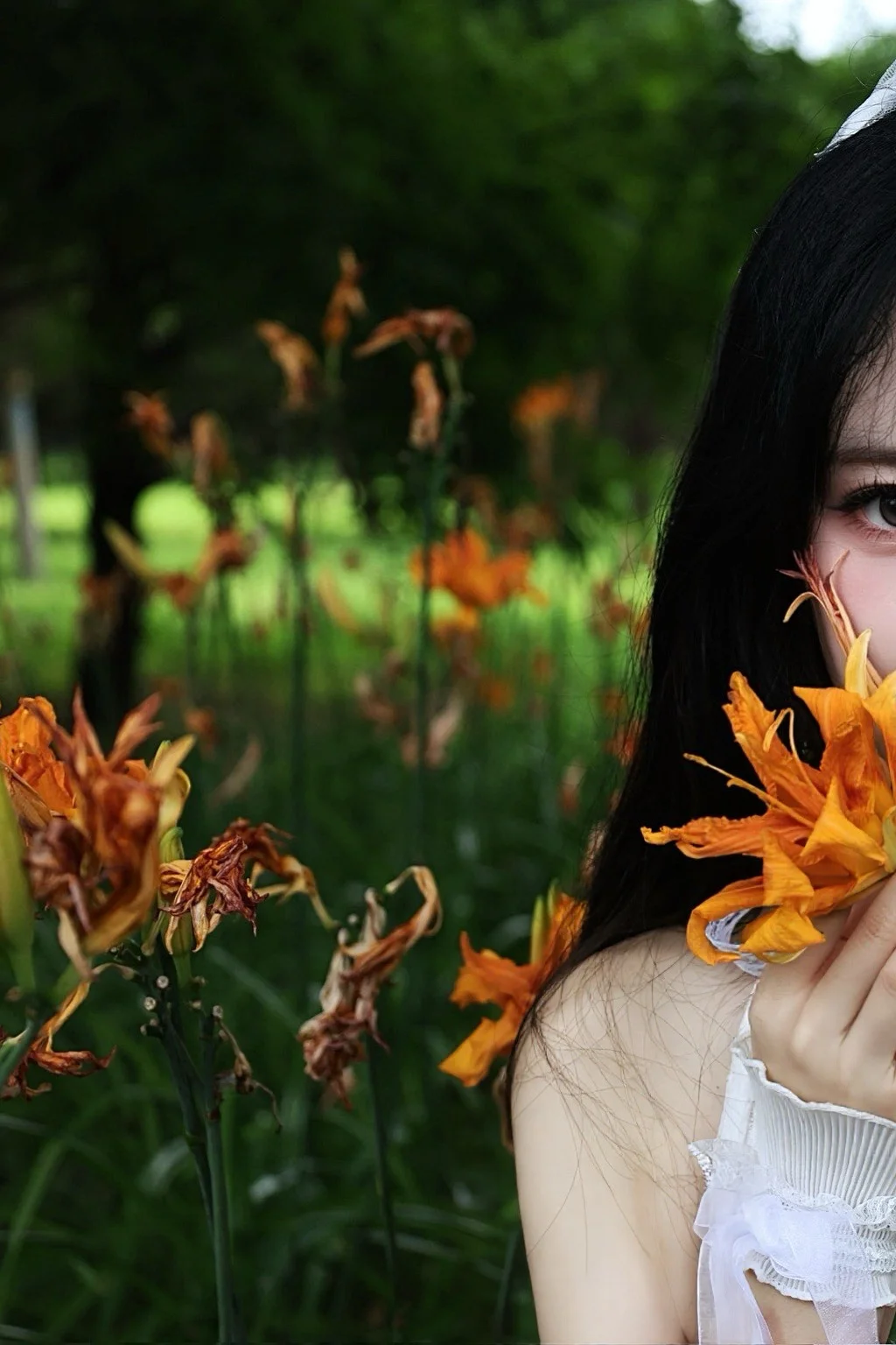 氛围感写真, 户外人像摄影, 白色蕾丝穿搭, 清冷风cos, 唯美外景 - 第2张