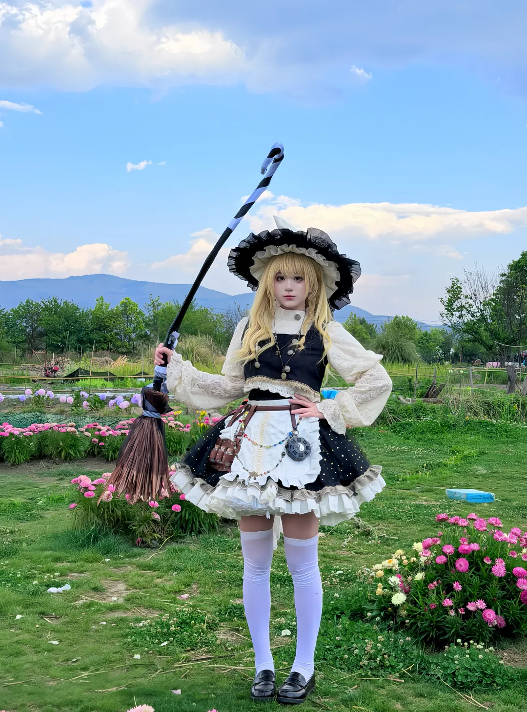 東方Project, 霧雨魔理沙 コスプレ, 魔法使いの衣装, 屋外撮影, 白ストッキングとスカートの裾
