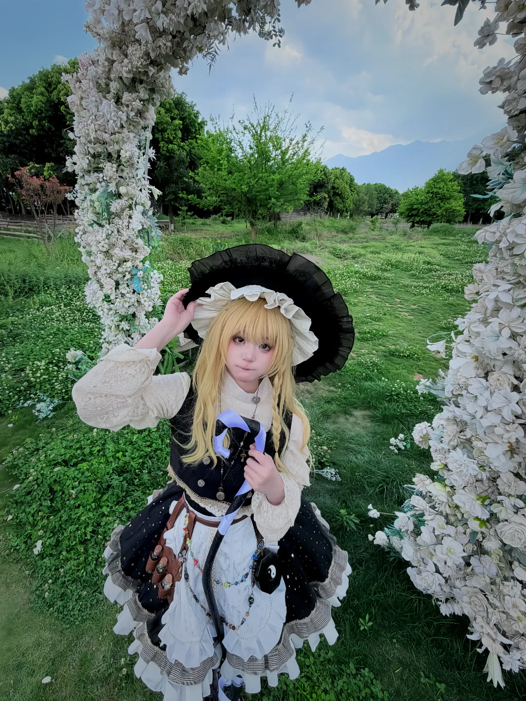 東方Project, 霧雨魔理沙 コスプレ, 魔法使いの衣装, 屋外撮影, 白ストッキングとスカートの裾 - 2枚目