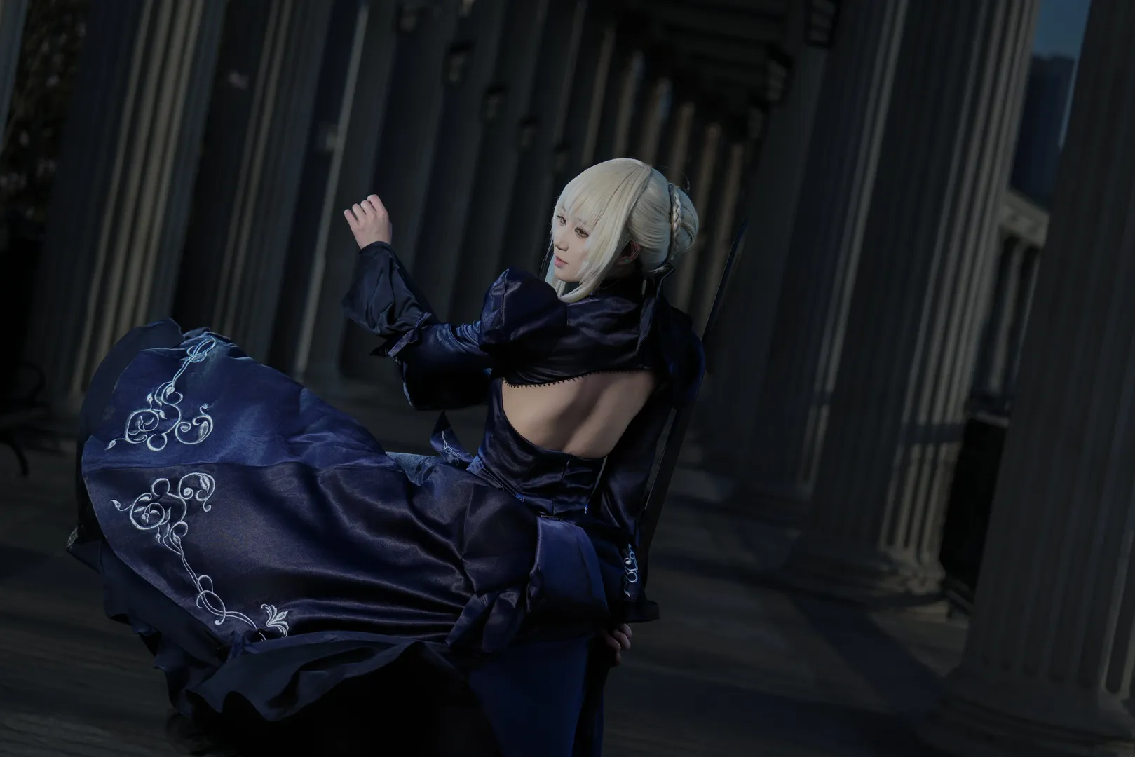 Fate/Grand Order, 阿尔托莉雅cos, 正片, 露背礼服, 暗系摄影 - 第1张