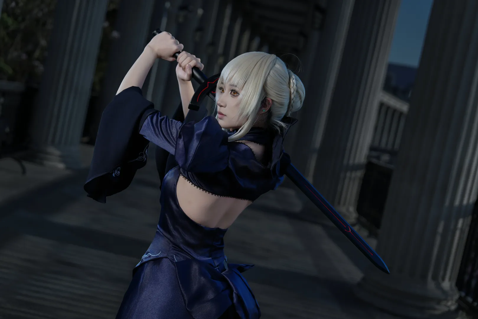 Fate/Grand Order, 阿尔托莉雅cos, 正片, 露背礼服, 暗系摄影 - 第2张