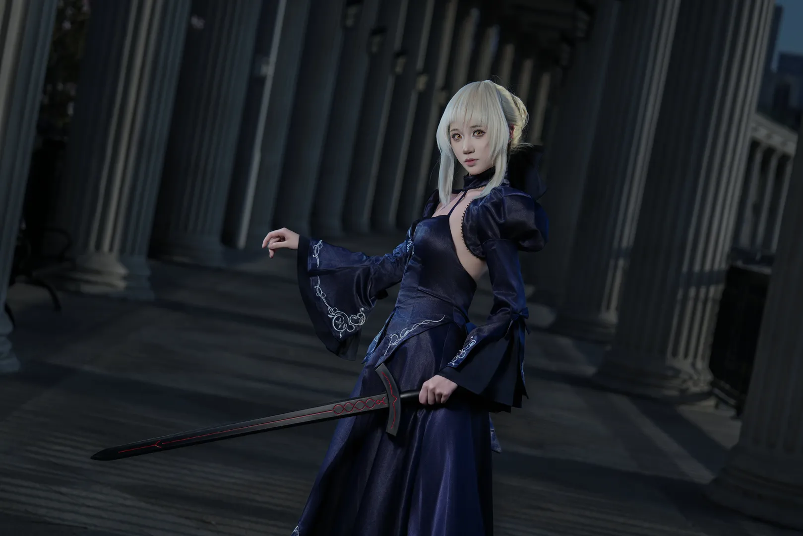 Fate/Grand Order, 阿尔托莉雅cos, 正片, 露背礼服, 暗系摄影 - 第4张