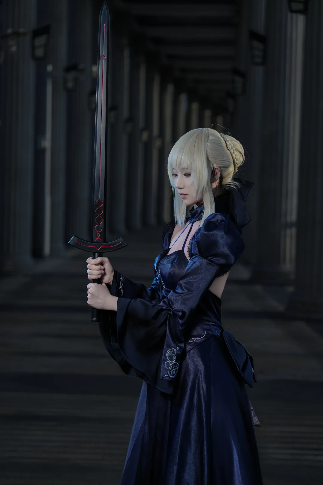 Fate/Grand Order, 阿尔托莉雅cos, 正片, 露背礼服, 暗系摄影 - 第5张
