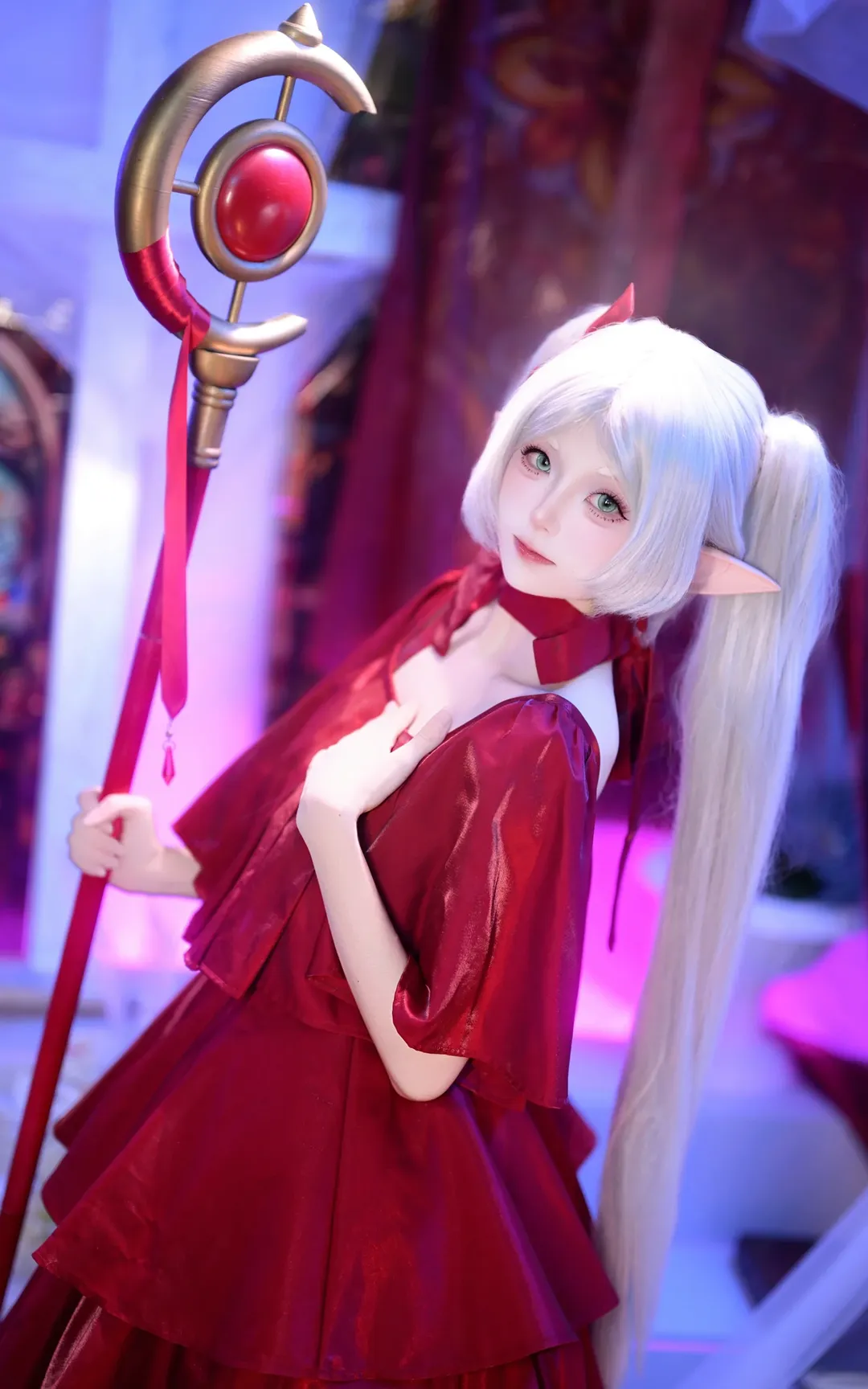 二次元撮影, 葬送のフリーレン, フリーレン コスプレ, エルフ耳コスプレ, 赤いドレスのコスプレ - 2枚目
