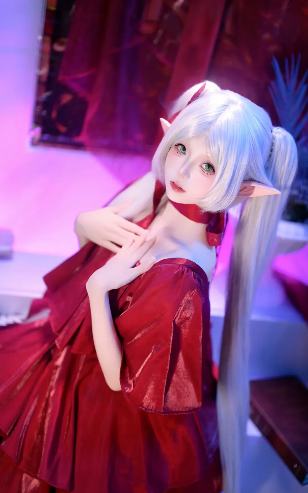 二次元撮影, 葬送のフリーレン, フリーレン コスプレ, エルフ耳コスプレ, 赤いドレスのコスプレ - 5枚目