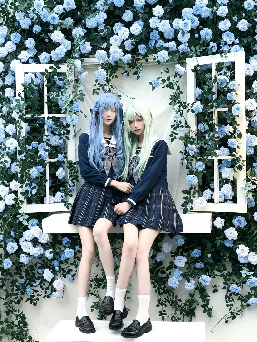 豊川祥子 コスプレ, 若葉睦コスプレ, アヴェムジカ, セーラー服コスプレ, 青い薔薇の背景 - 1枚目