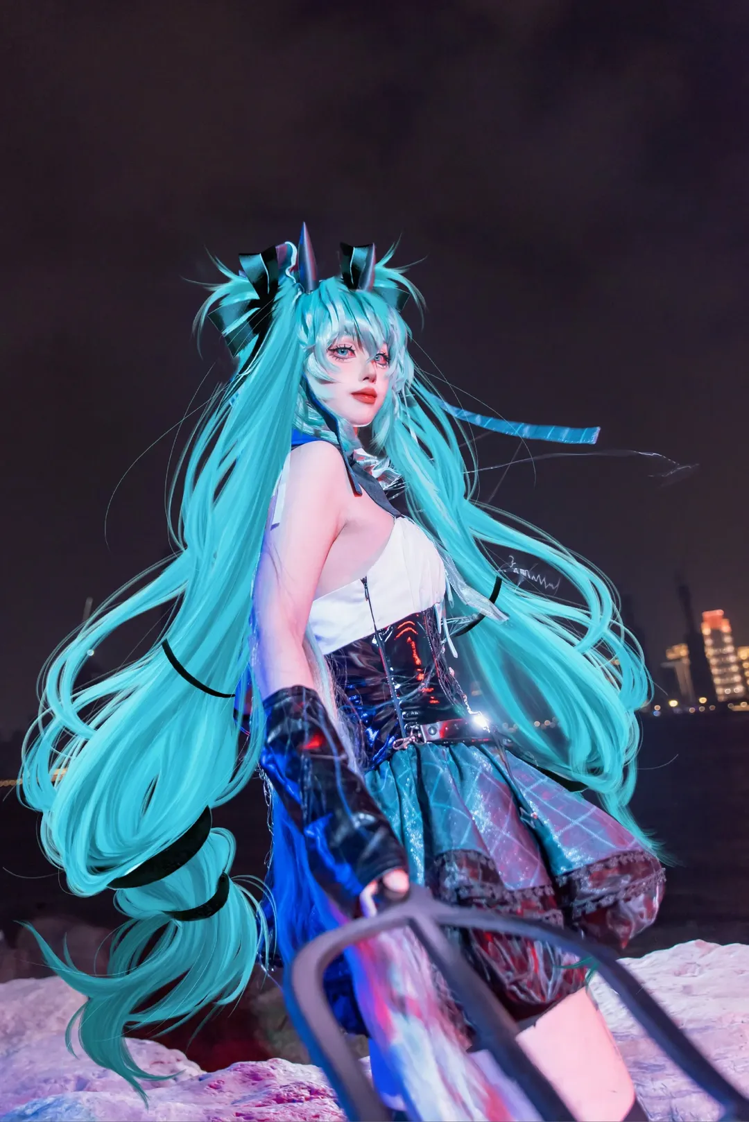 初音未来cos, 夜景人像, Vocaloid, 二次元仿妆, 江边摄影 - 第2张