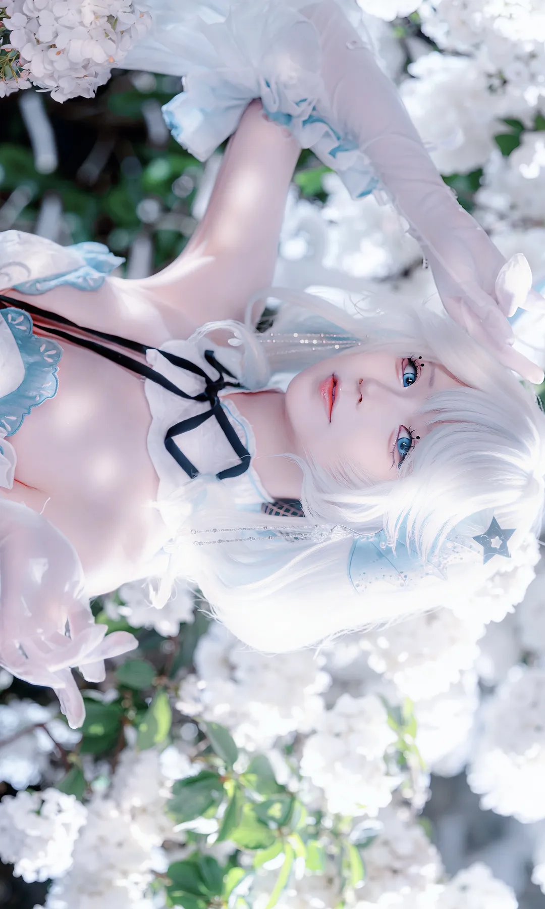 原神, 芙宁娜cos, cosplay摄影, 白色系穿搭, 绣球花拍照 - 第3张