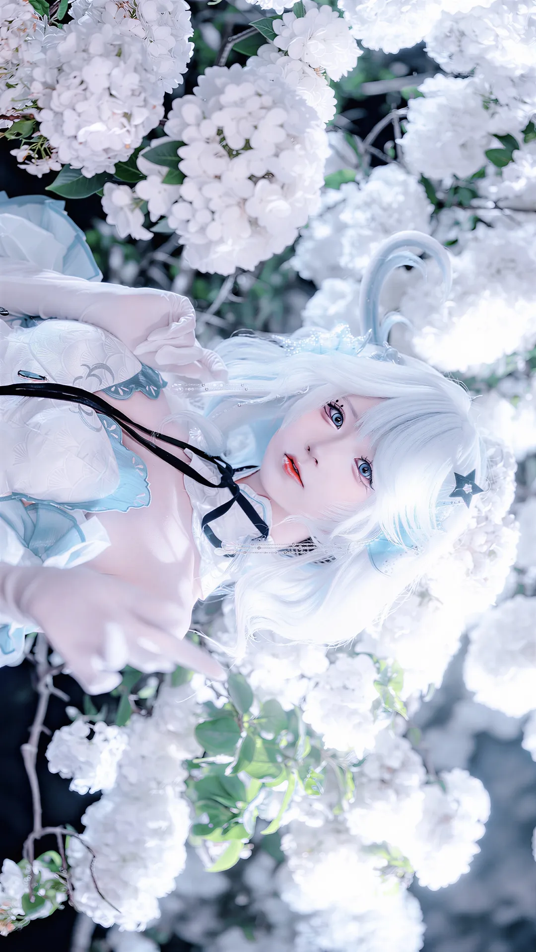 原神, 芙宁娜cos, cosplay摄影, 白色系穿搭, 绣球花拍照 - 第4张