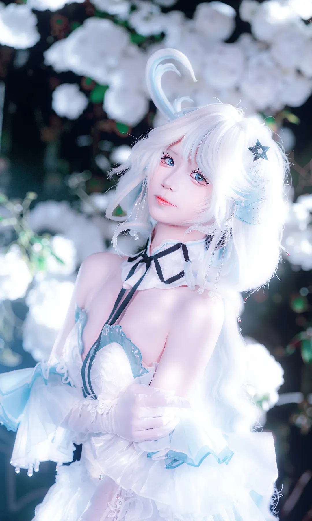 原神, 芙宁娜cos, cosplay摄影, 白色系穿搭, 绣球花拍照 - 第5张
