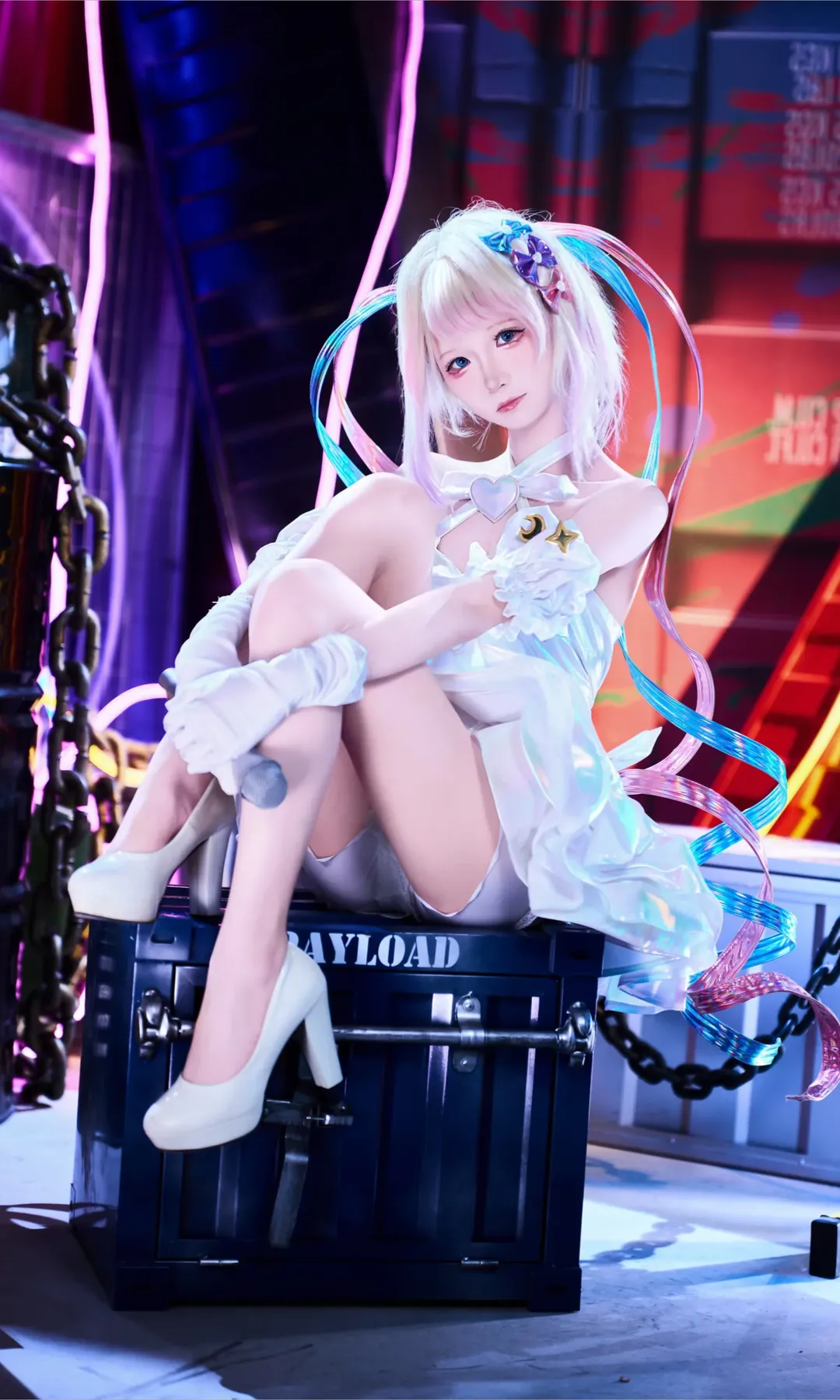 超絶最かわ天使ちゃん コスプレ, 二次元ファッション, ホログラムスパンコールスカート, ツインテール少女, ネオンエフェクト撮影