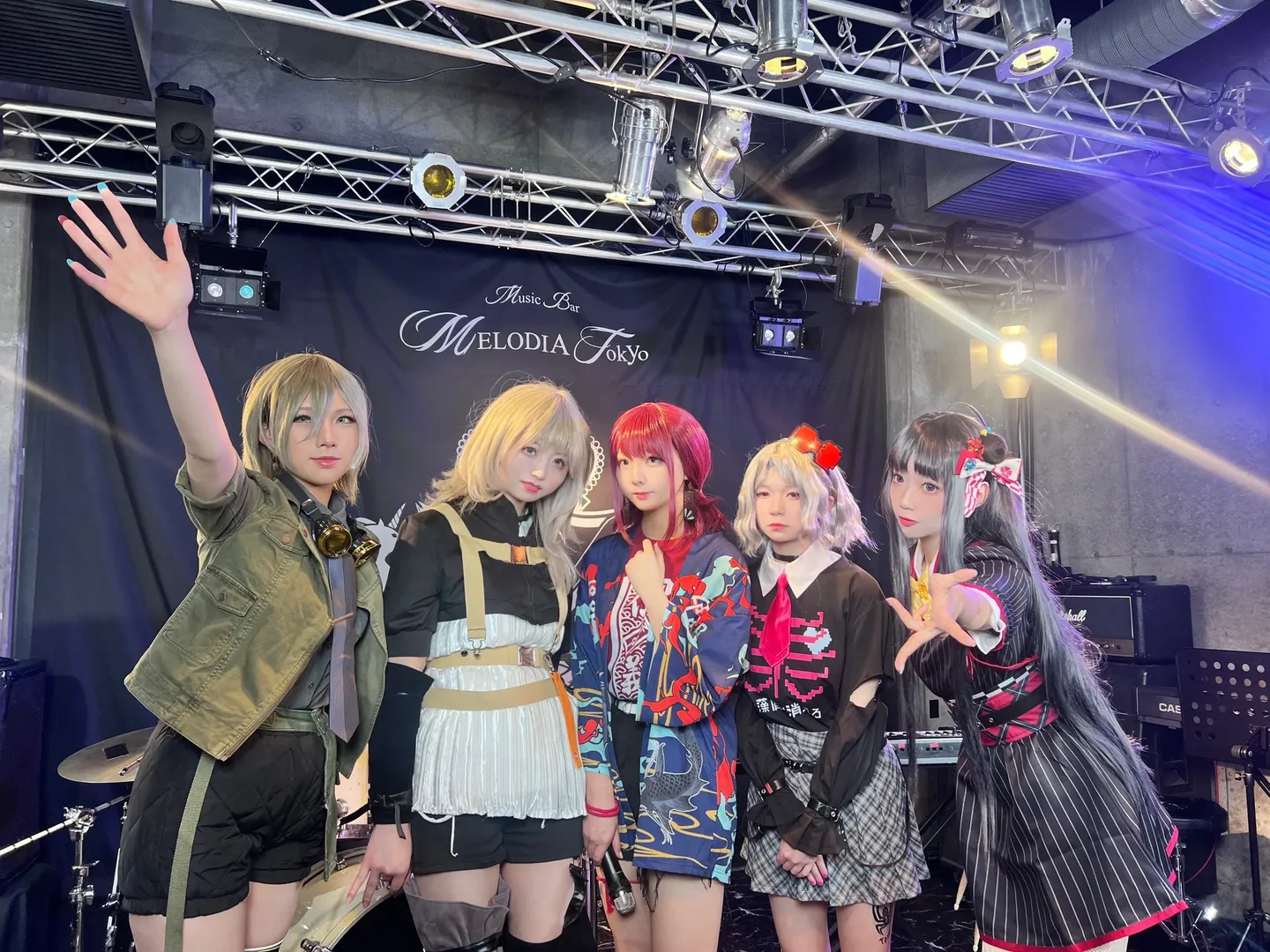 スバルコスプレ, トゲありトゲなし, 仁菜コスプレ, ライブハウス撮影, バンドコスプレのチームビルディング - 1枚目