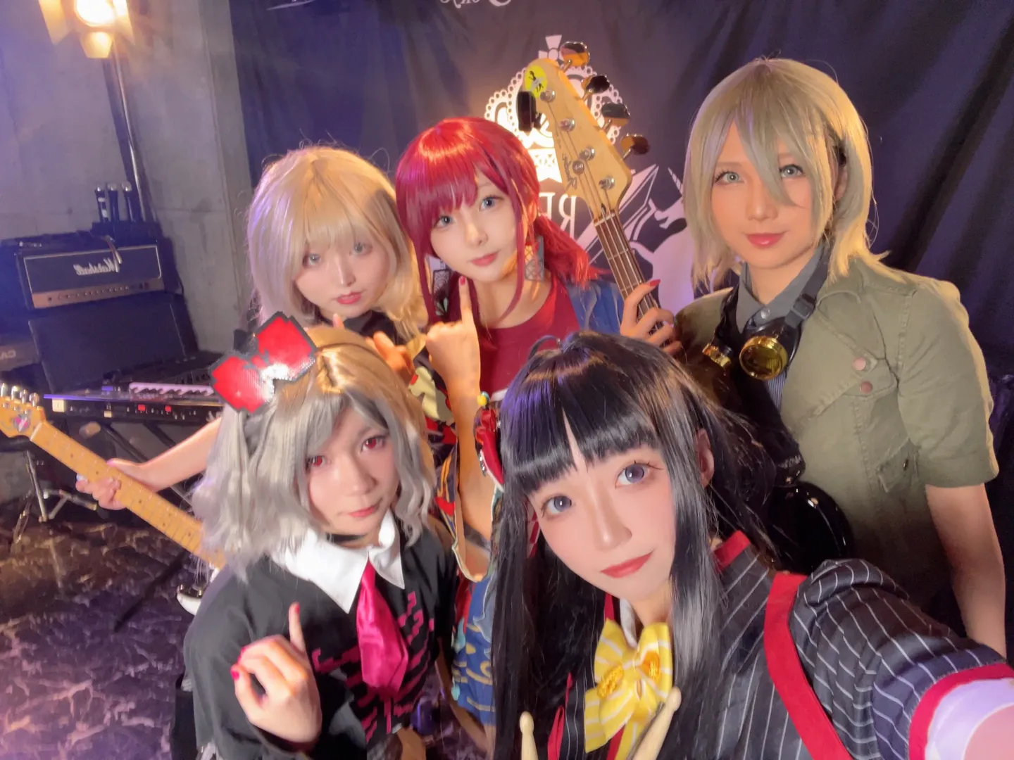 スバルコスプレ, トゲありトゲなし, 仁菜コスプレ, ライブハウス撮影, バンドコスプレのチームビルディング - 2枚目