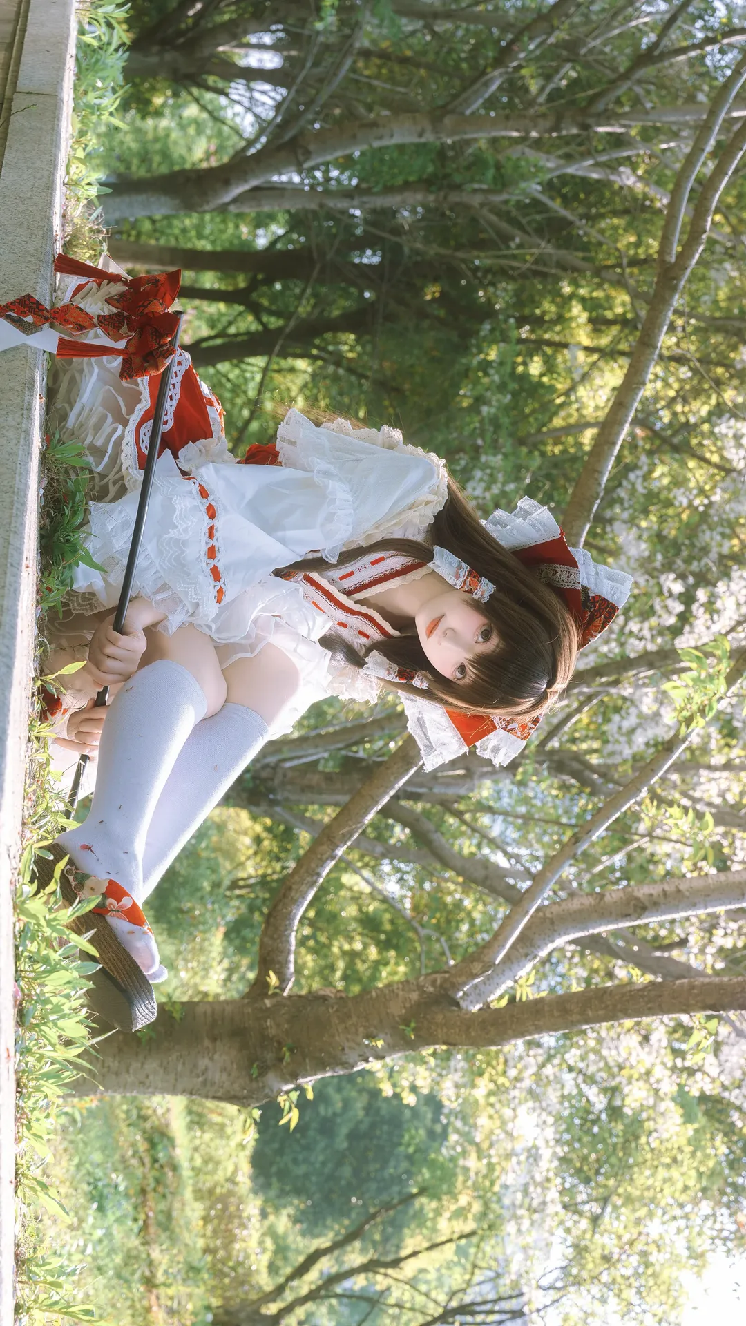 博麗霊夢コスプレ, 東方Project, 二次元コスプレ, 巫女装束, 屋外ポートレート撮影