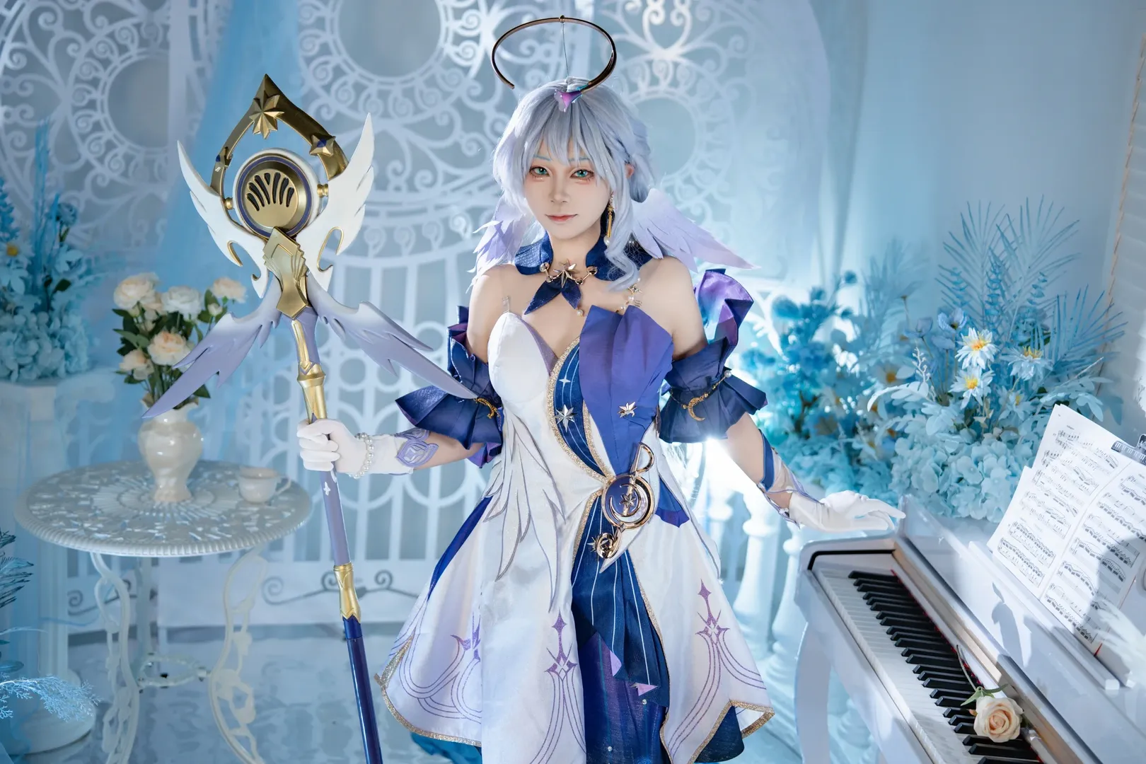 崩坏星穹铁道, 知更鸟cos, cosplay摄影, 蓝白系服装, 钢琴场景 - 第1张