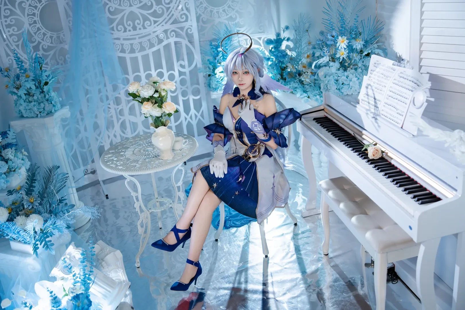 崩坏星穹铁道, 知更鸟cos, cosplay摄影, 蓝白系服装, 钢琴场景 - 第2张