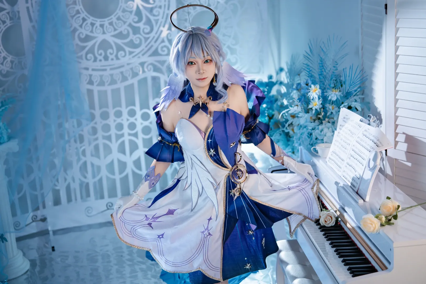 Honkai: Star Rail, Robin cosplay, Cosplay photography, Blue and white style outfit, Piano scene