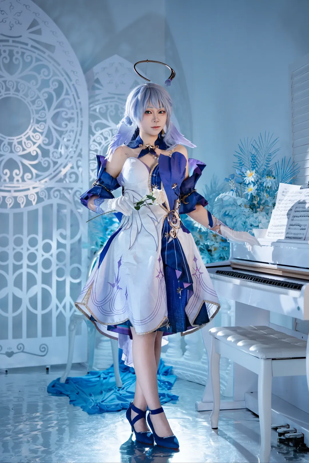 崩坏星穹铁道, 知更鸟cos, cosplay摄影, 蓝白系服装, 钢琴场景 - 第4张
