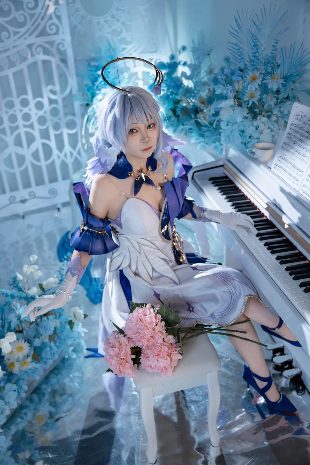 崩坏星穹铁道, 知更鸟cos, cosplay摄影, 蓝白系服装, 钢琴场景 - 第5张