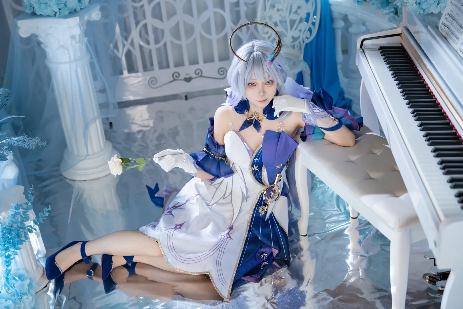 崩坏星穹铁道, 知更鸟cos, cosplay摄影, 蓝白系服装, 钢琴场景 - 第6张