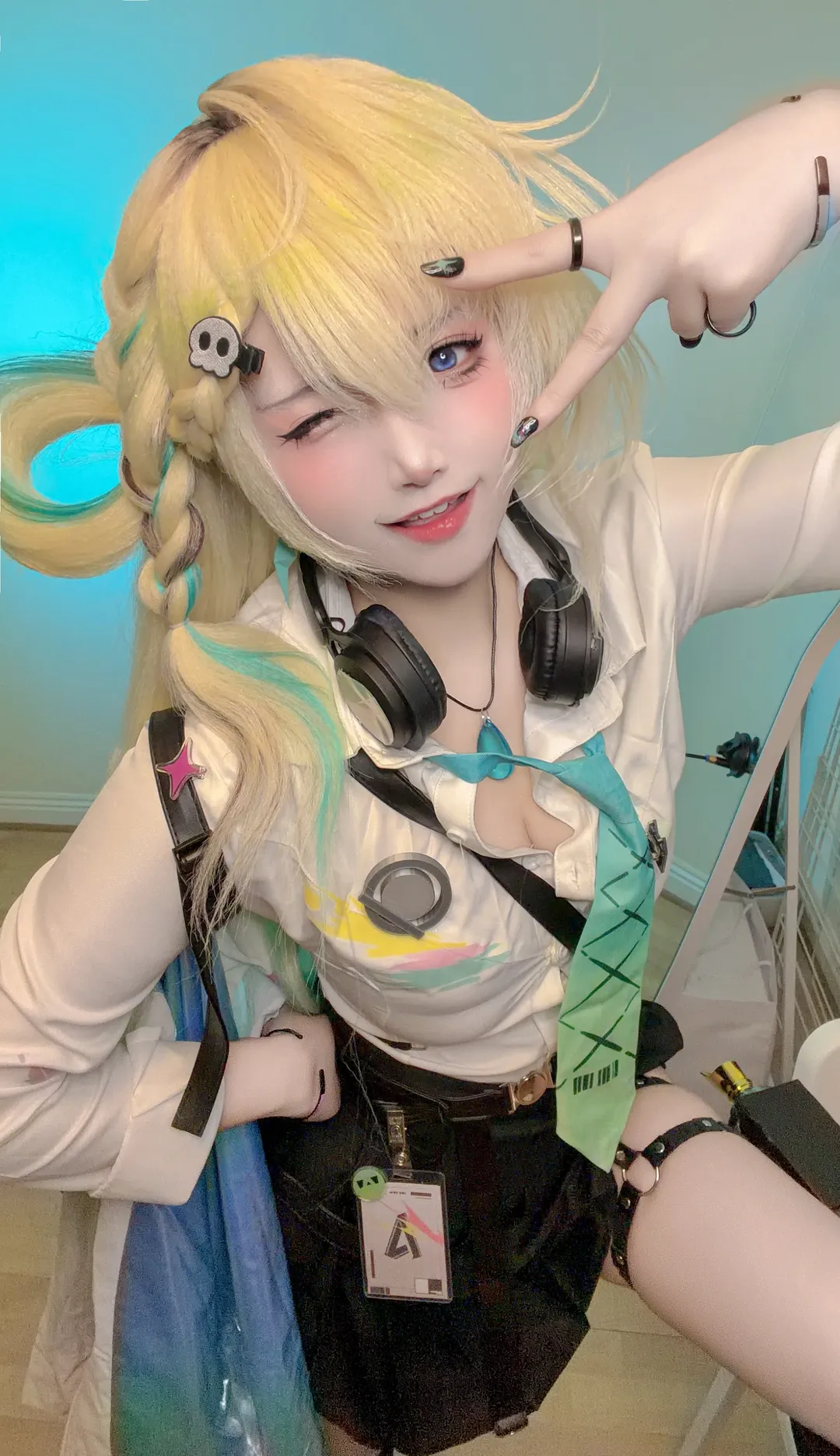 Wuthering Waves, Lynae cosplay, Cosplay outfit, Anime style selfie, Blue lighting atmosphere - Image 1
