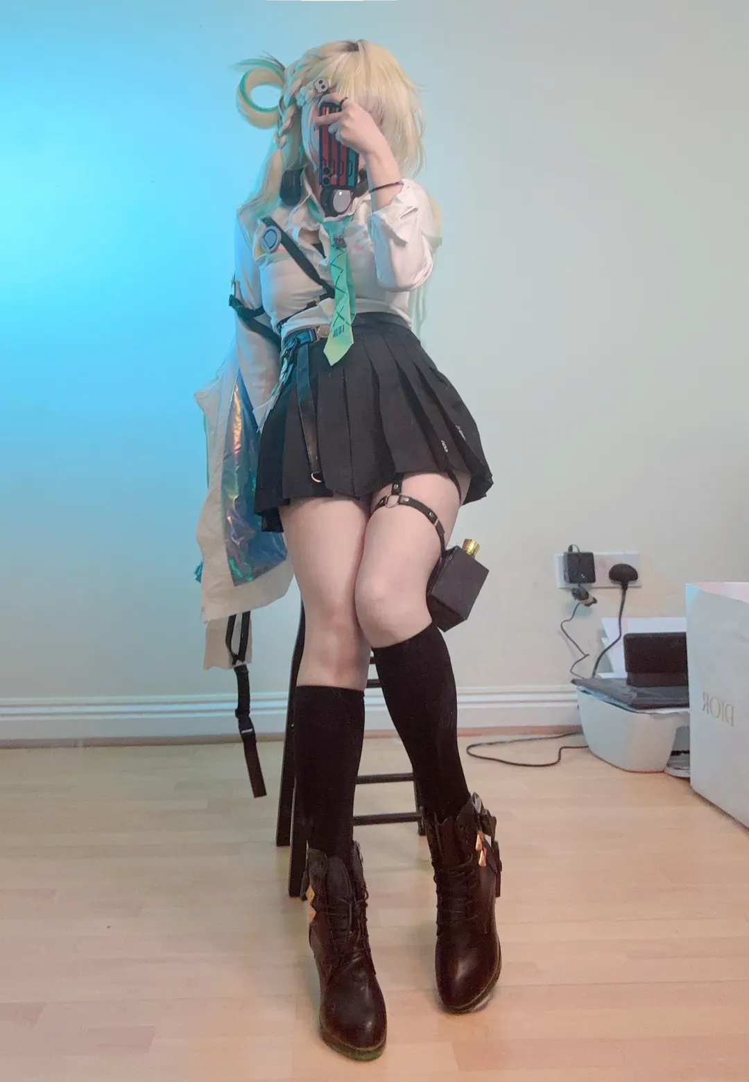 Wuthering Waves, Lynae cosplay, Cosplay outfit, Anime style selfie, Blue lighting atmosphere - Image 3