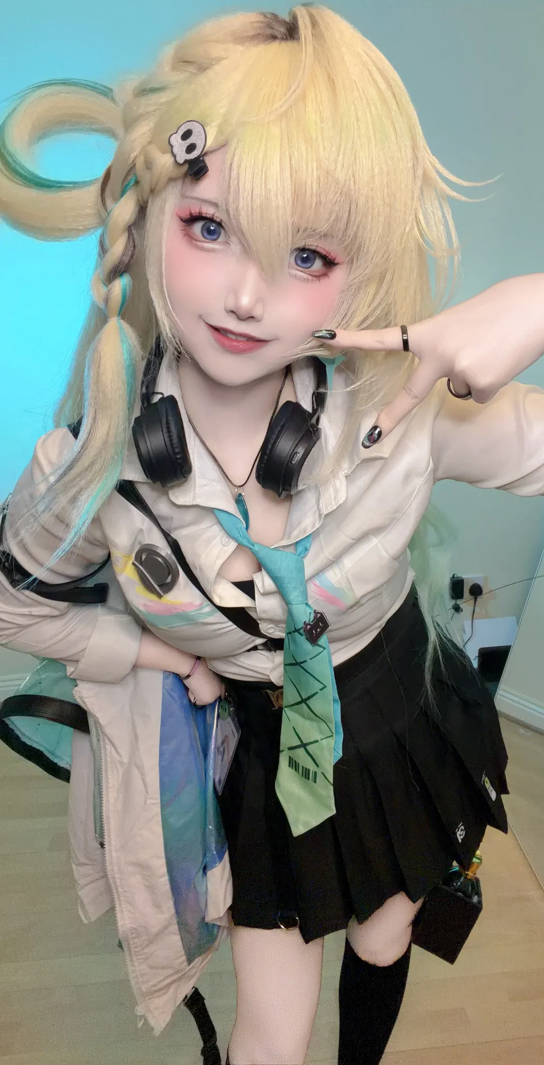 Wuthering Waves, Lynae cosplay, Cosplay outfit, Anime style selfie, Blue lighting atmosphere - Image 4